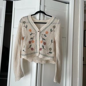 Lightweight crop knit sweater with floral design